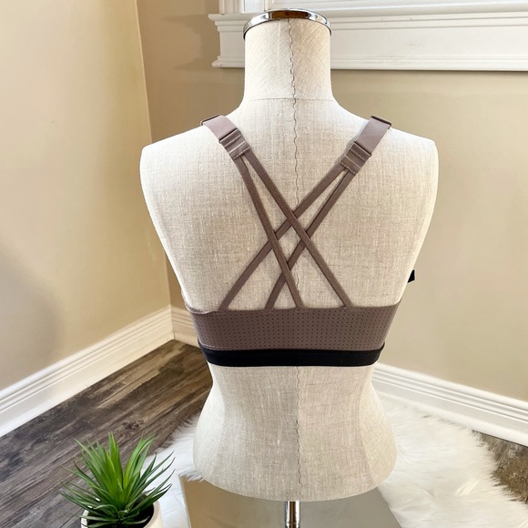 Victoria’s Secret lightweight strappy sports bra - Picture 6 of 10